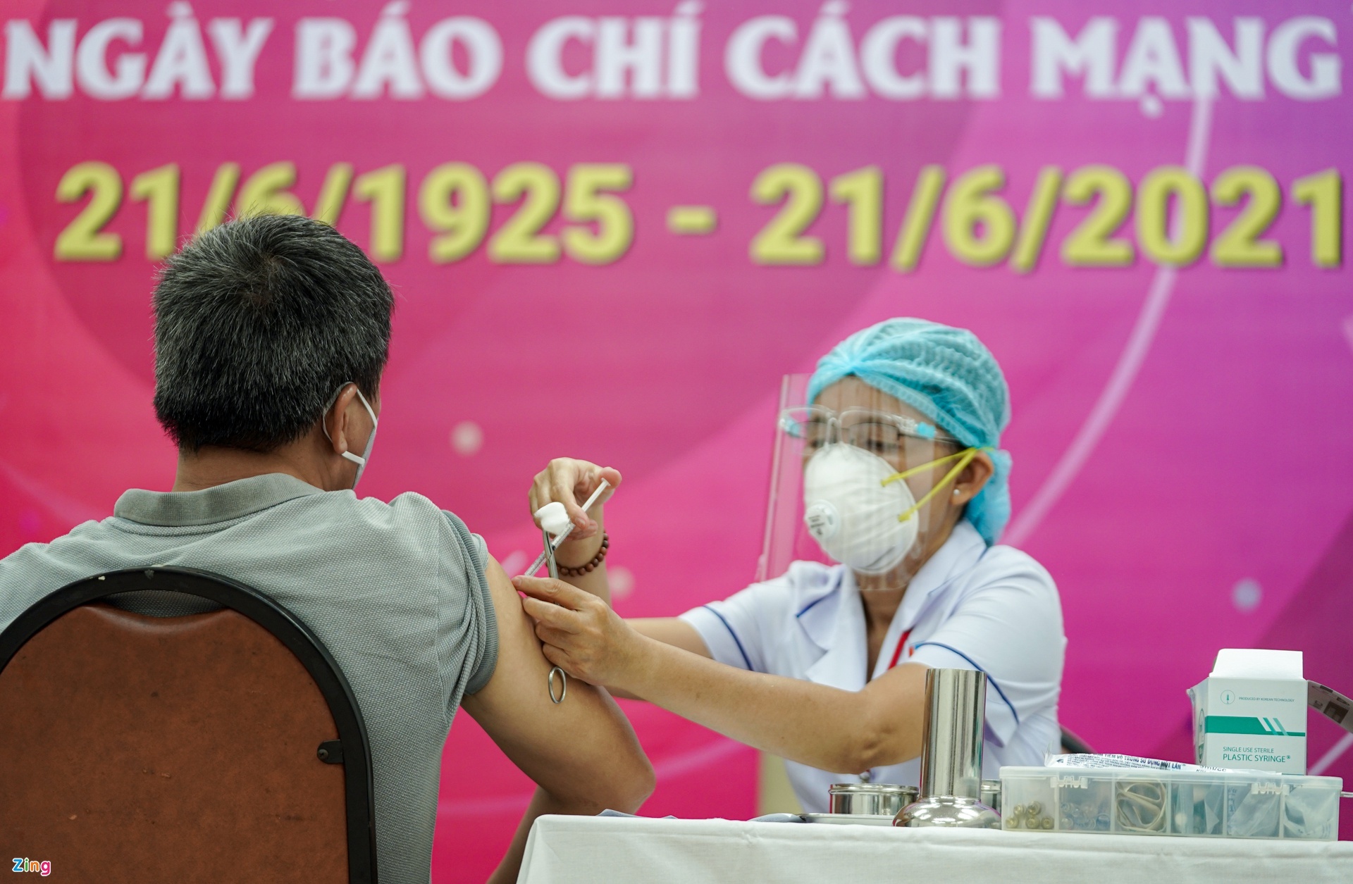 Bien chung huyet khoi sau tiem vaccine Covid-19 anh 1