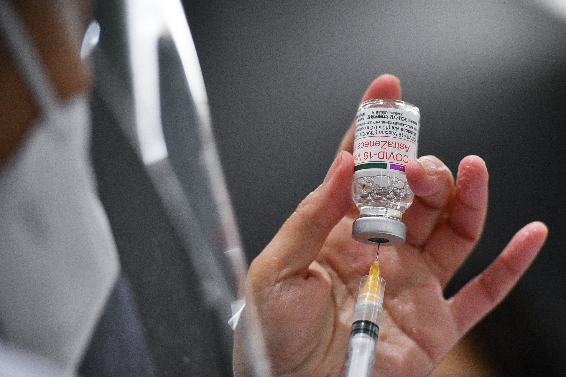 Nguoi dang dieu tri Covid-19 co duoc tiem vaccine? hinh anh