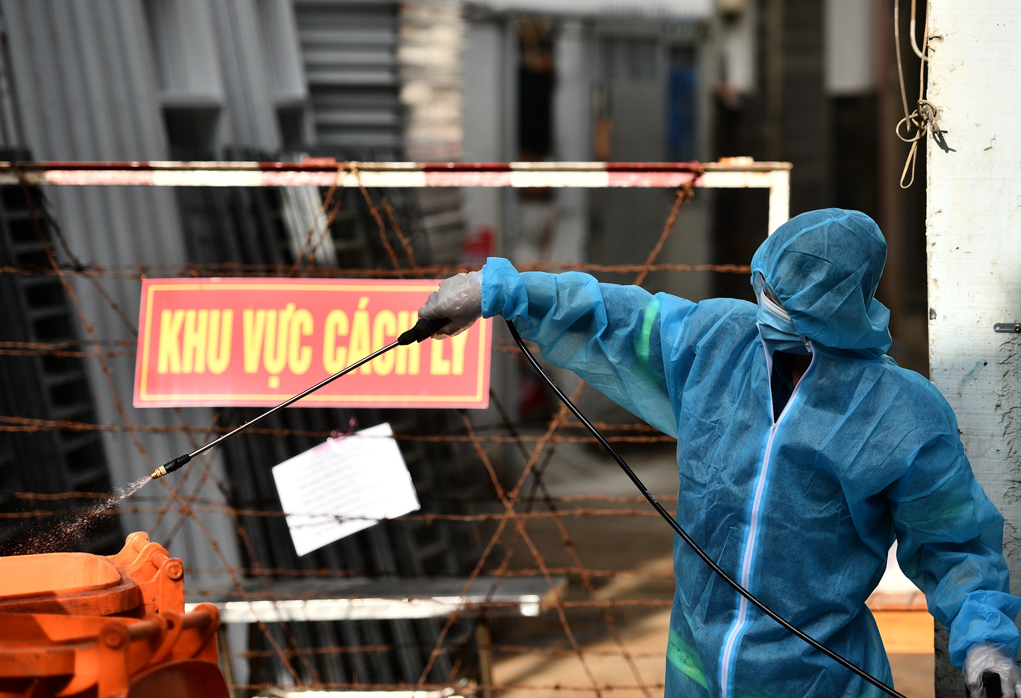 PGS.TS Tran Dac Phu: 'Nguoi dan khong nen di lai khi khong can thiet' hinh anh