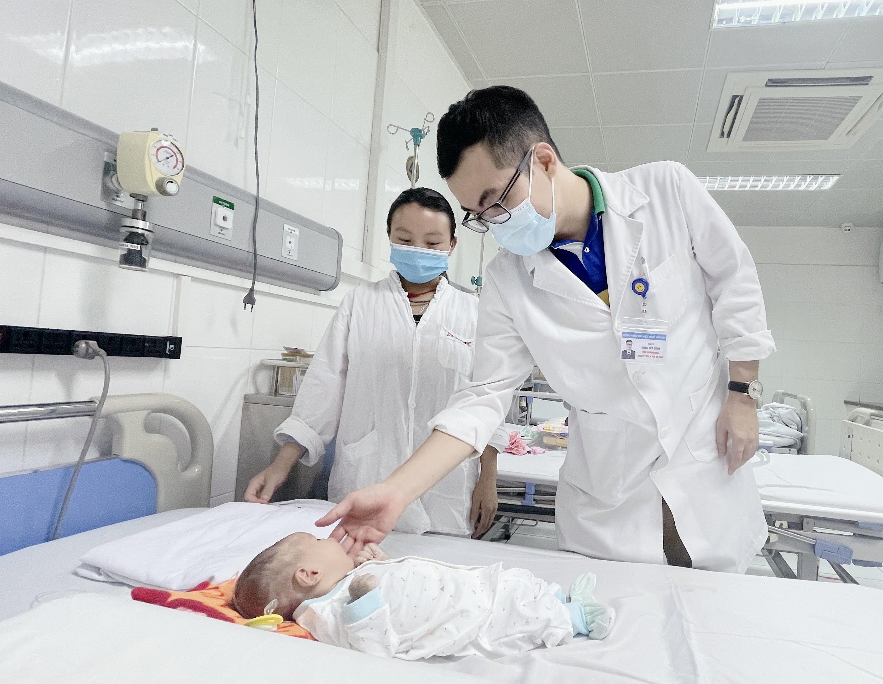 Be trai so sinh bi tac ta trang bam sinh anh 1