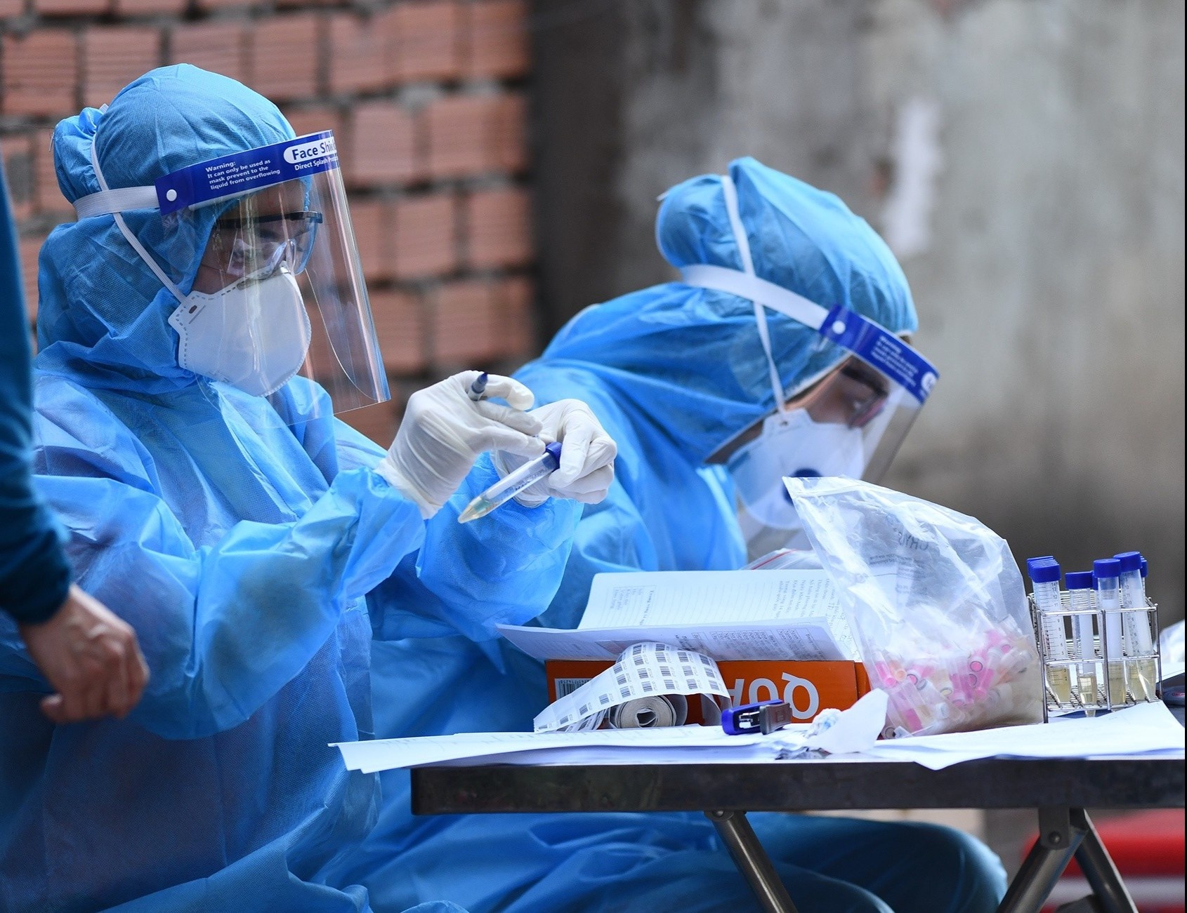 TP.HCM xet nghiem Covid-19 nhu the nao khi thuc hien Chi thi 16? hinh anh