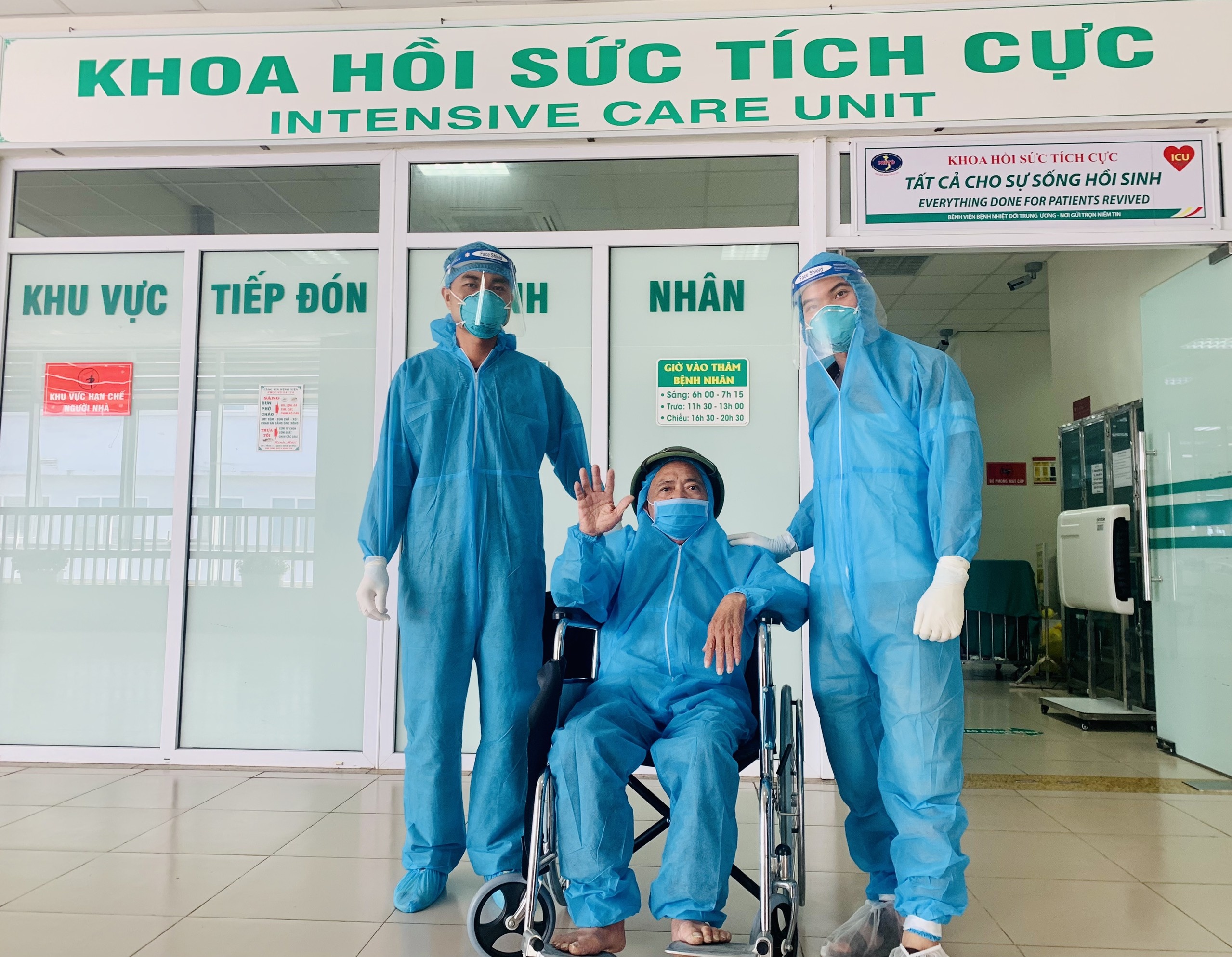 Benh nhan Covid-19 nguy kich xuat vien anh 1