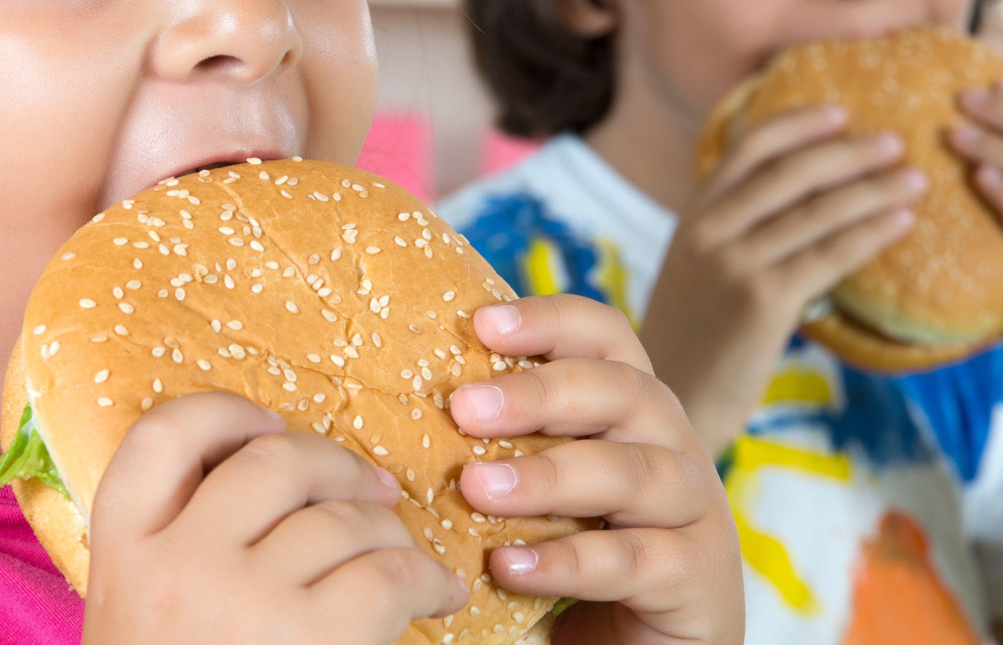 3 sai lam cua cha me khien tre de bi thua can, beo phi trong mua dich hinh anh