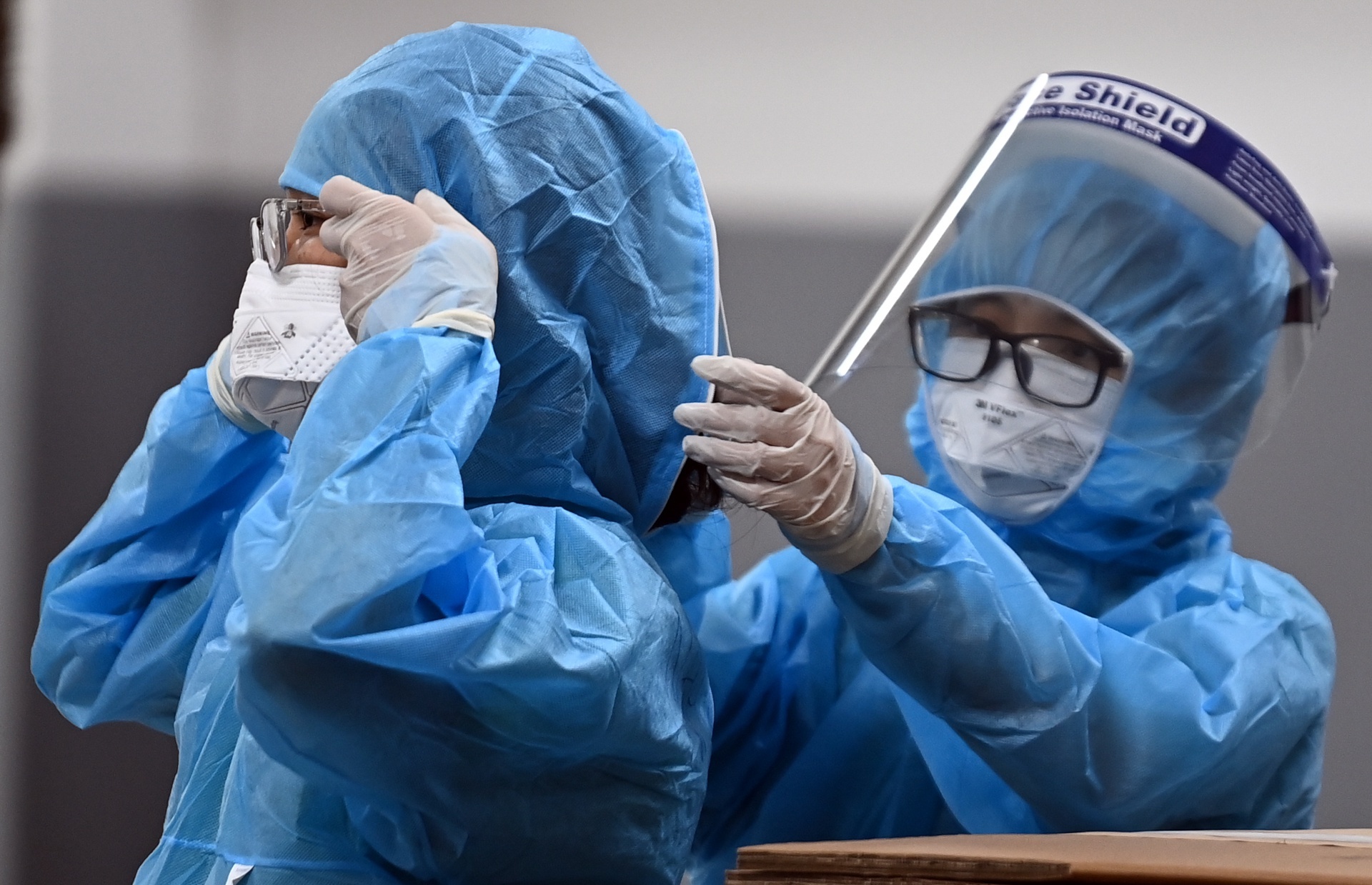 Gan 50% benh nhan Covid-19 dang dieu tri co tien trien tot hinh anh