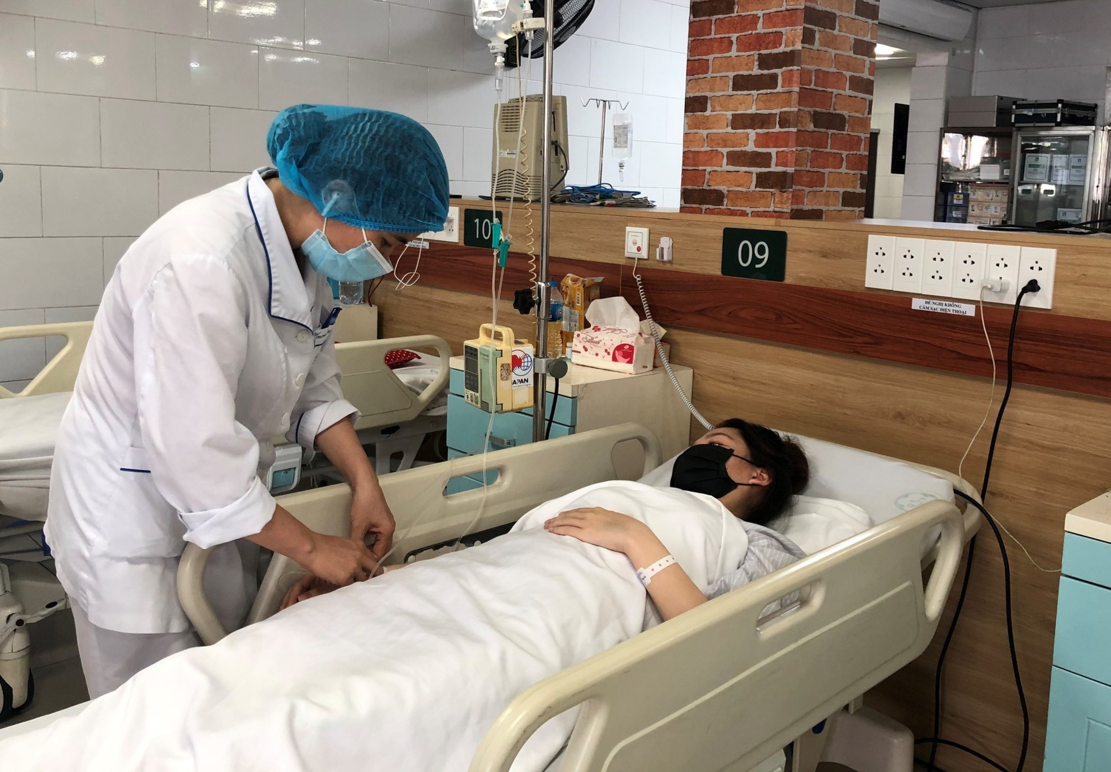 Nguy hai khi tu dung thuoc ha sot chua Covid-19 theo mang xa hoi hinh anh