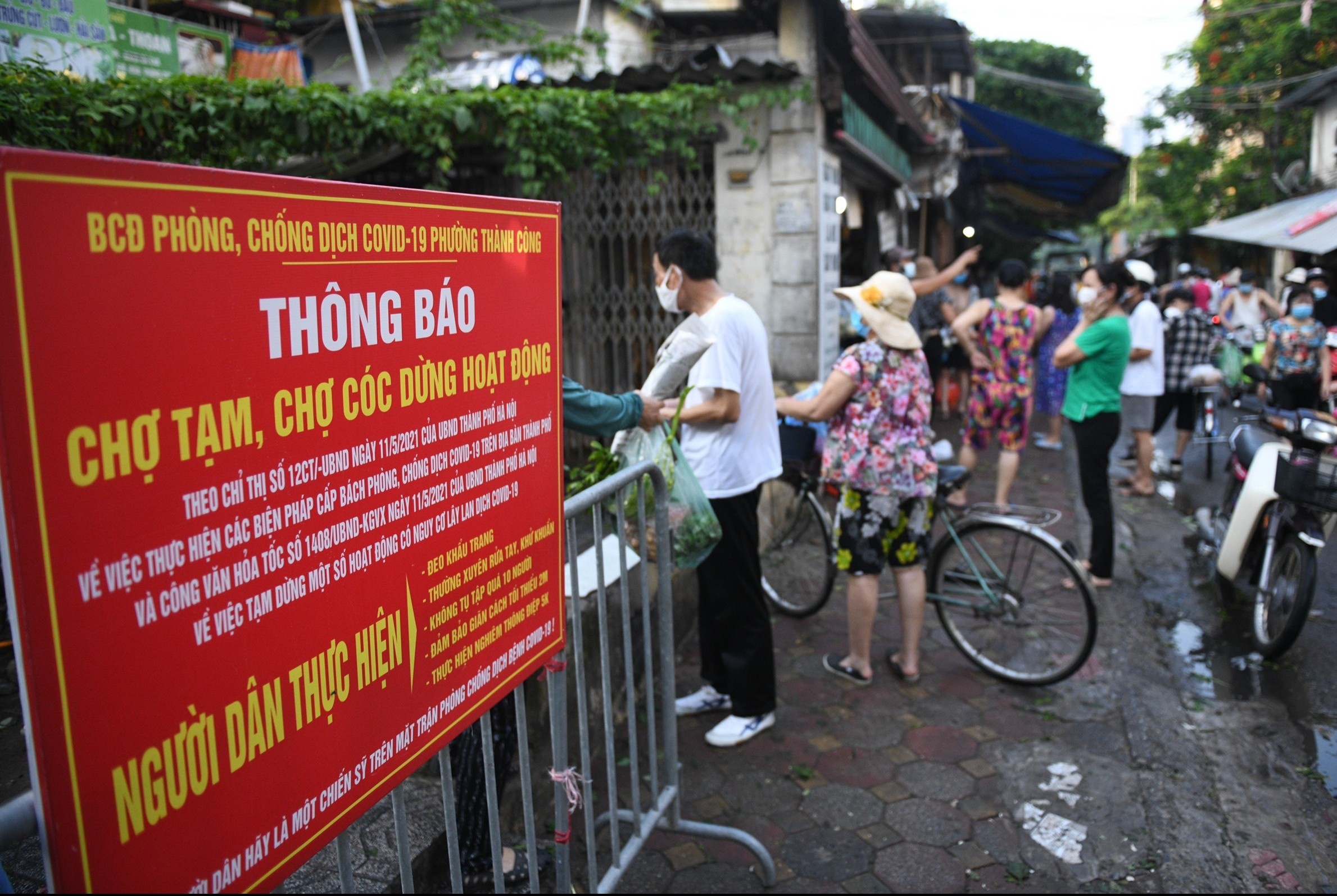 Lam gi de giam nguy co lay nhiem nCoV khi di cho? hinh anh