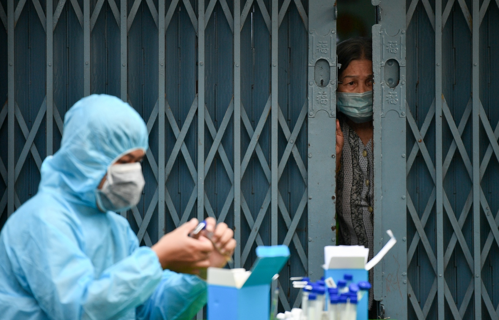 Nguoi cham soc F0 duoc lay mau xet nghiem nhu the nao? hinh anh