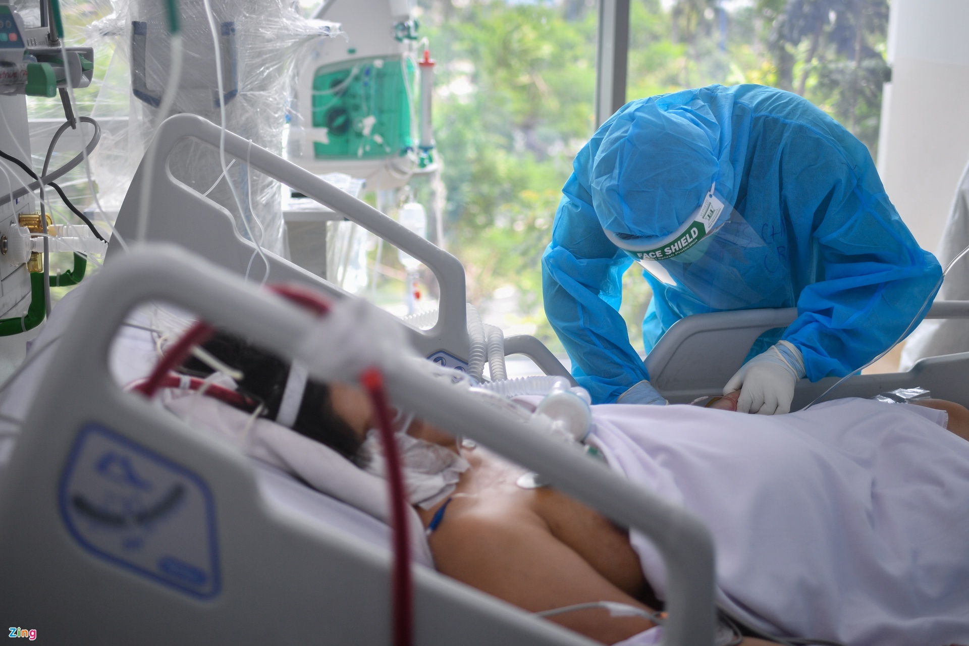 Bệnh nhân Covid-19 nặng được rút nội khí quản ảnh 1 Benh nhan Covid-19 nang duoc rut noi khi quan anh 1