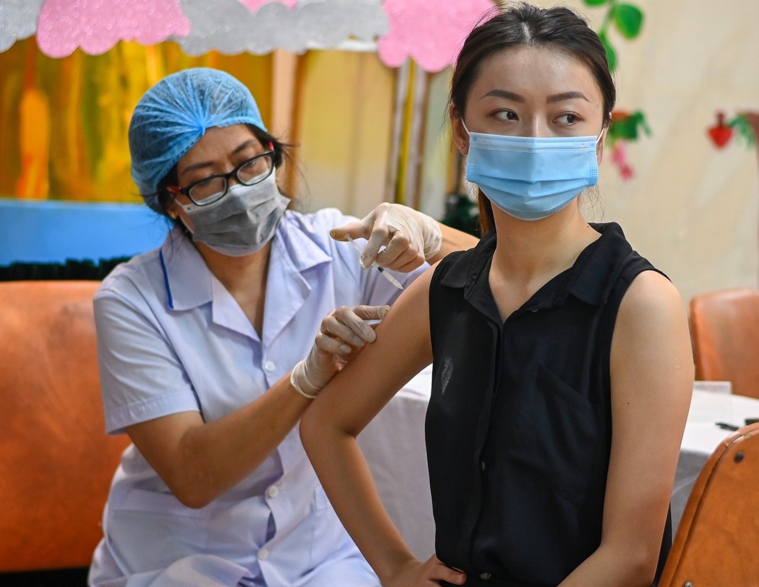 Toi phai lam gi neu bi ngua hong, te luoi sau tiem vaccine Covid-19? hinh anh