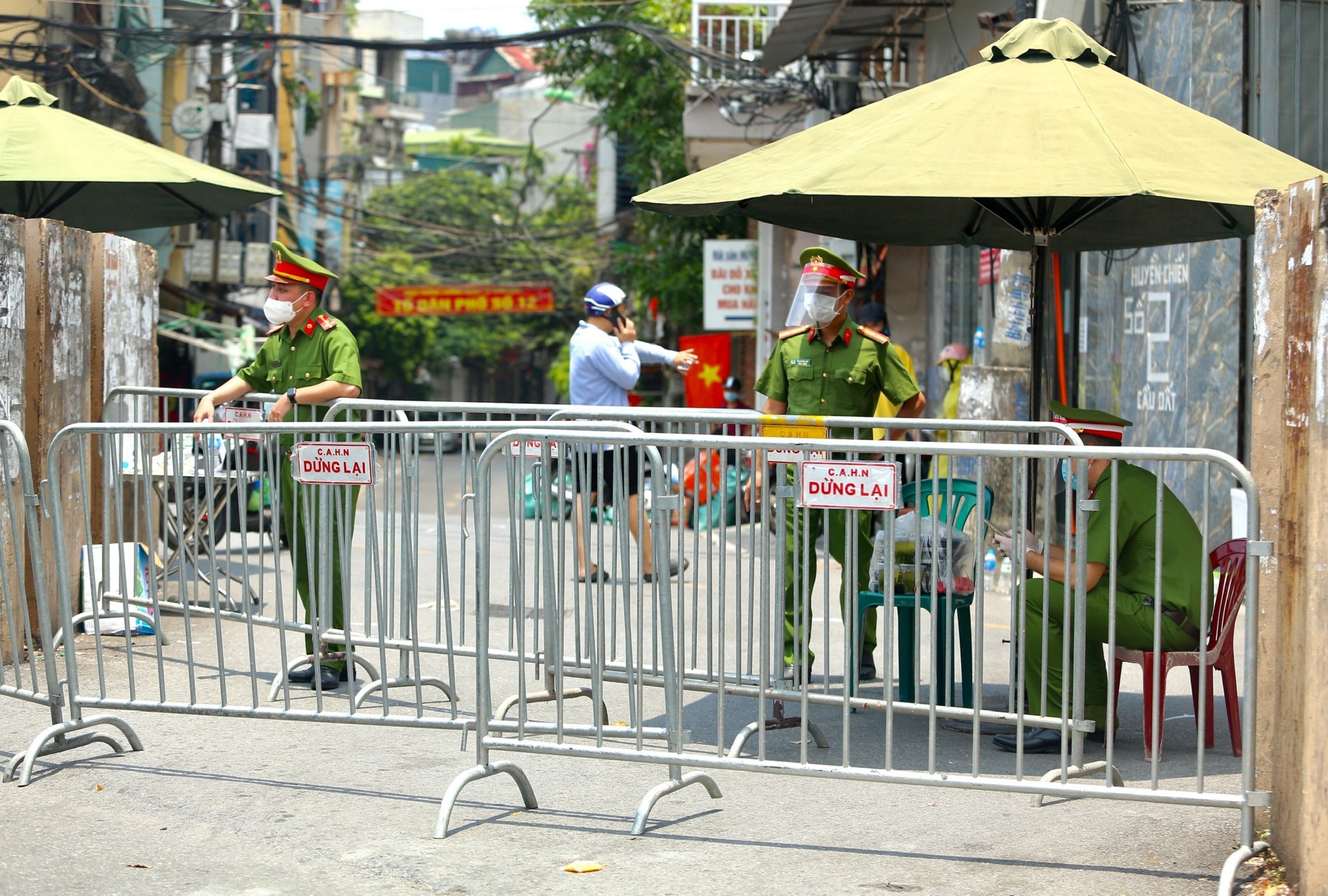 Khu vuc nao o Ha Noi, TP.HCM co nhieu benh nhan Covid-19 nhat? hinh anh