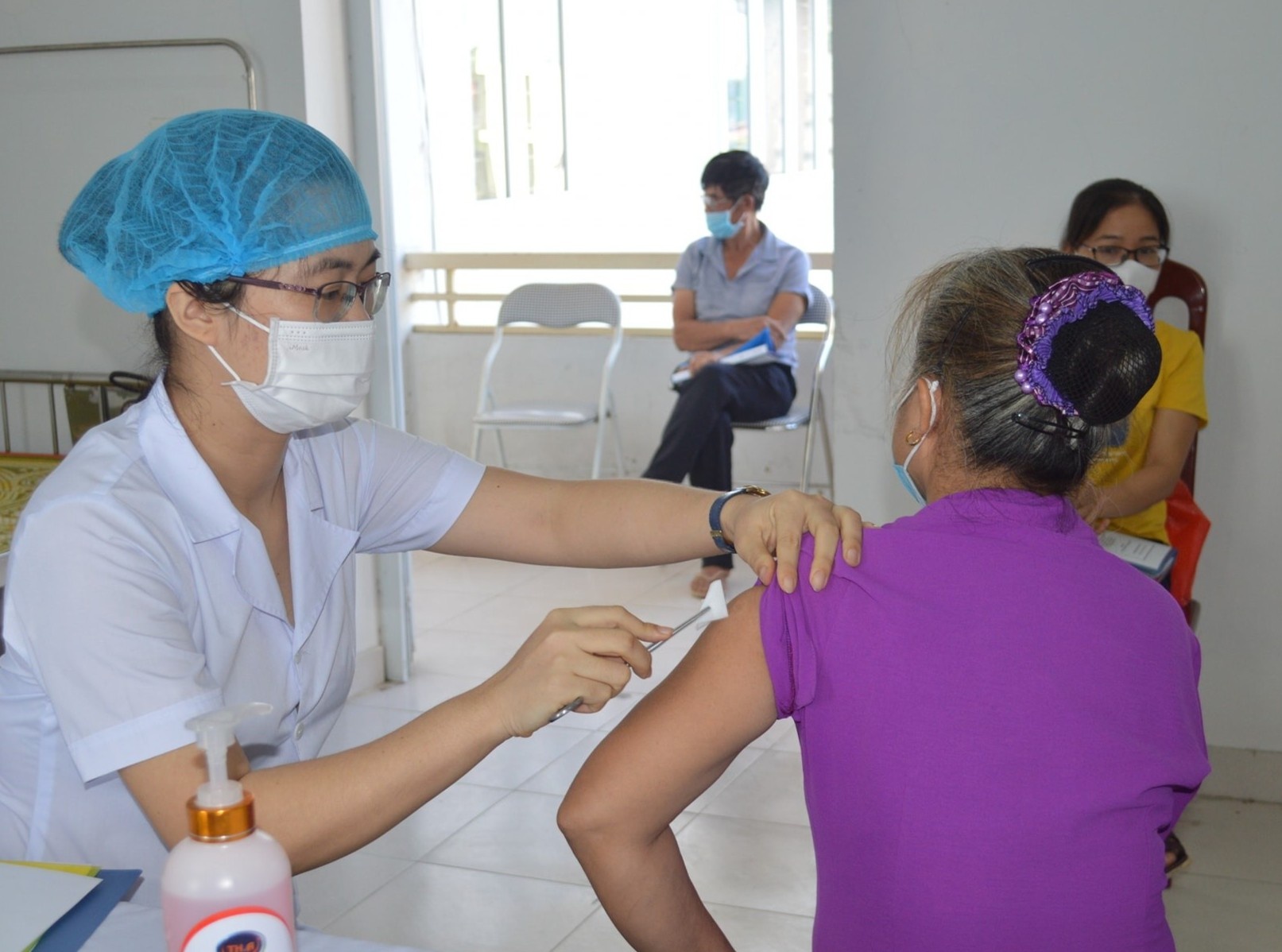 Bat dau tiem thu nghiem giai doan 2 vaccine Covivac tai Thai Binh hinh anh