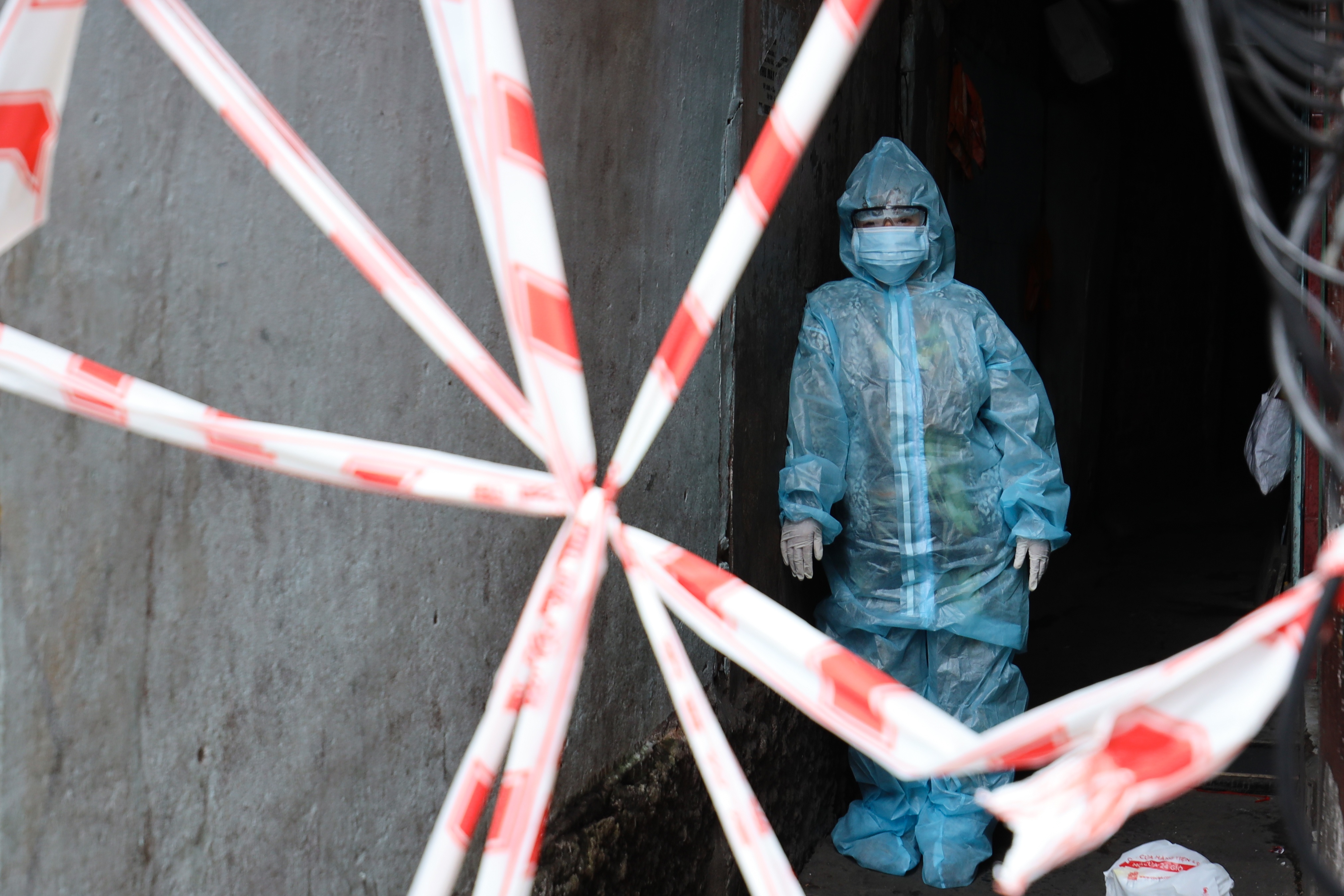 Tinh hinh dich Covid-19 tai Ha Noi, TP.HCM hinh anh