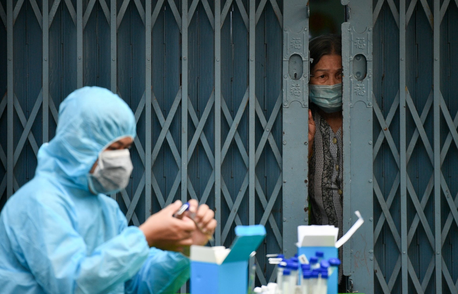 Lam gi de tranh lay nhiem nCoV khi cham soc F0 tai nha? hinh anh