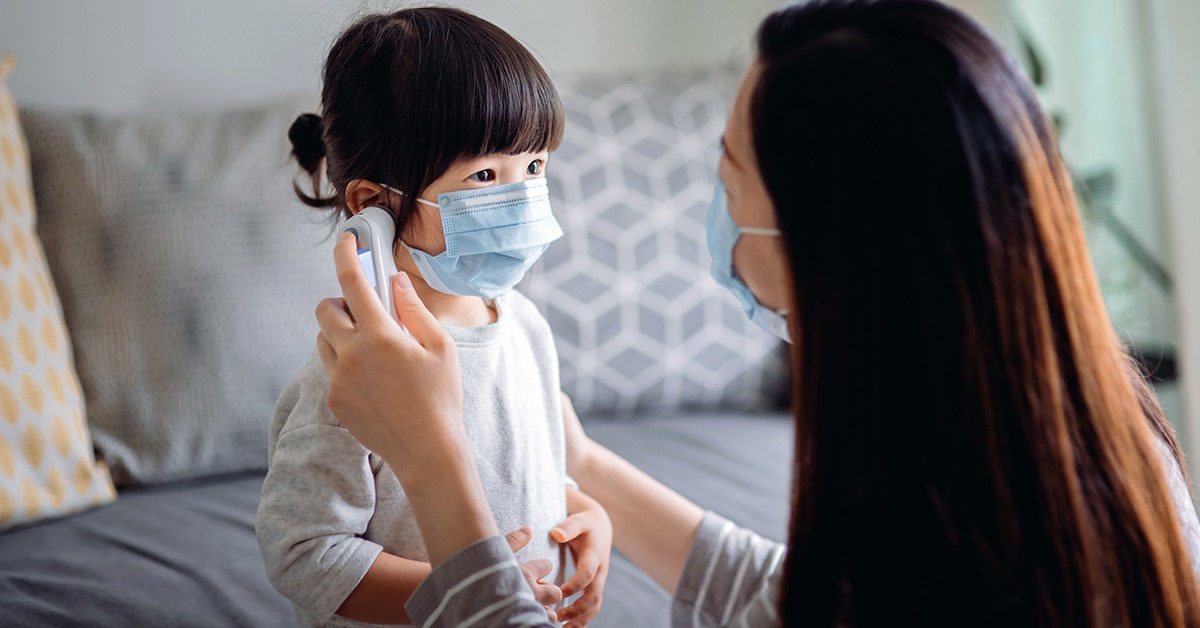 Cham soc tre mac Covid-19 tai nha anh 1