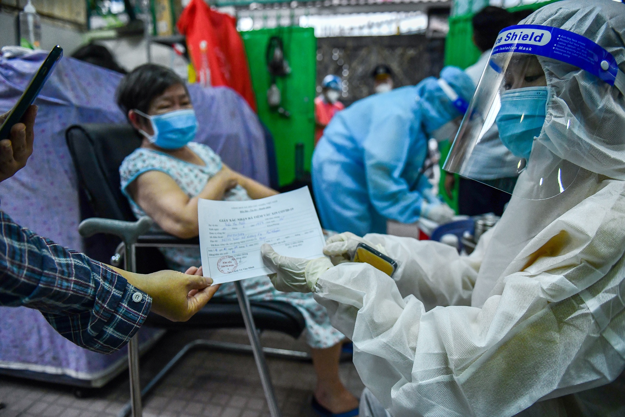 5 tinh,  thanh pho phai day nhanh tiem vaccine mui 1 anh 1