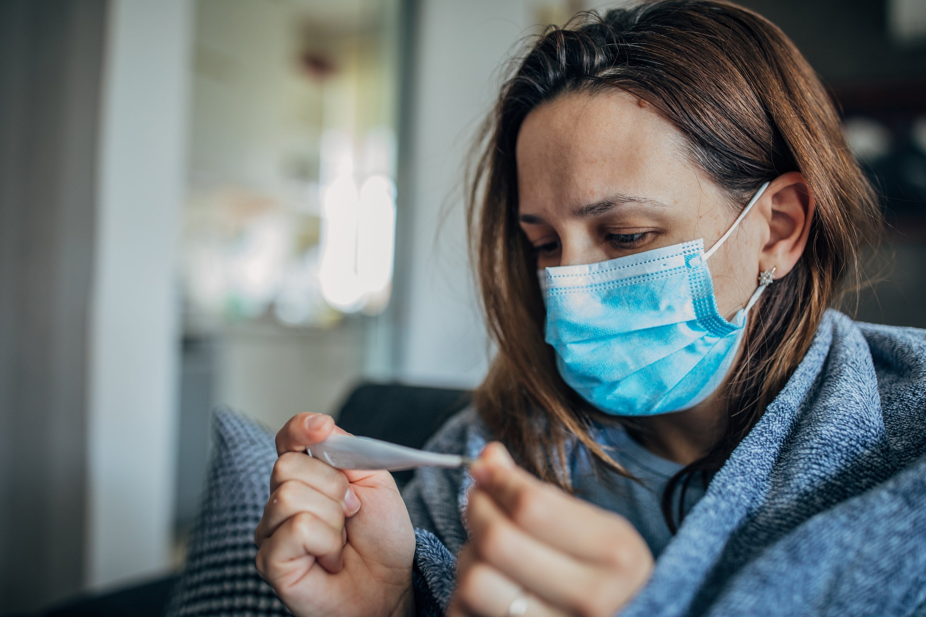 Nguoi than can lam gi neu F0 khong ha sot? hinh anh