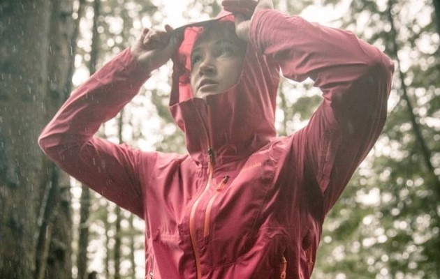 Ly do ban cam thay lanh khi mac quan ao uot hinh anh