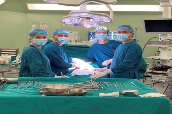 Nam sinh vien nhap vien sau khi uong nuoc tay rua bon cau hinh anh