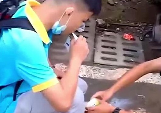 Hai nam sinh o Trung Quoc co uong 24 hop sua vi bi cam mang vao truong hinh anh