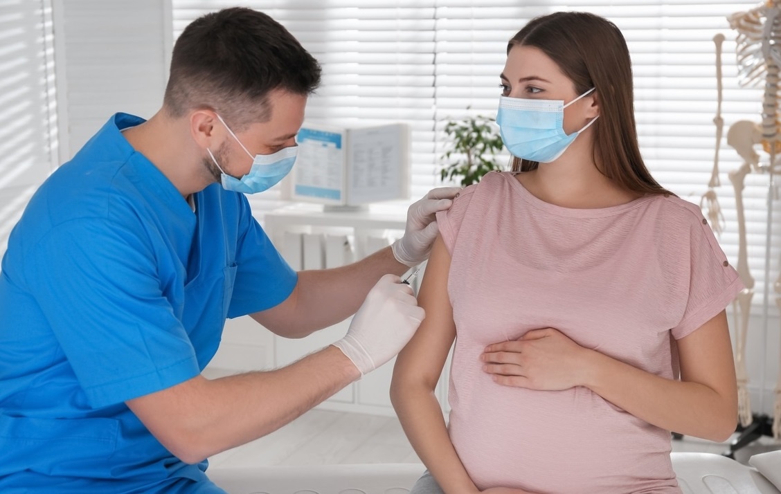 Thai phu co duoc uong thuoc neu bi sot sau tiem vaccine Covid-19? hinh anh