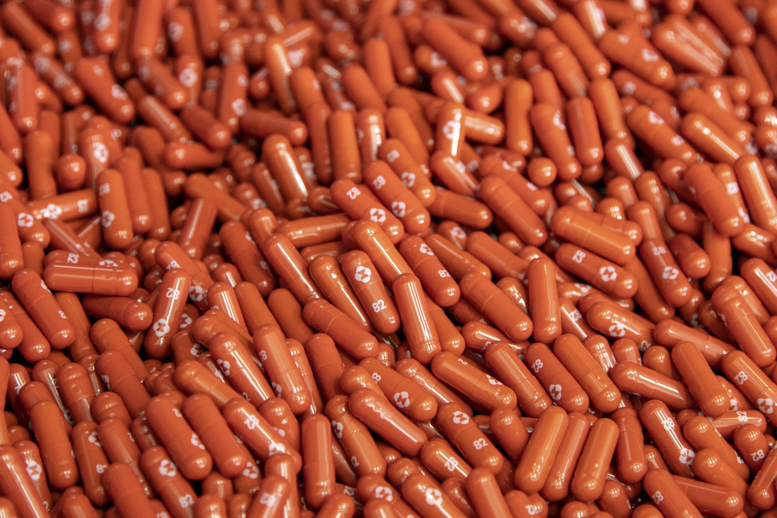 Trien vong cua thuoc tri Covid-19 dang uong dau tien hinh anh