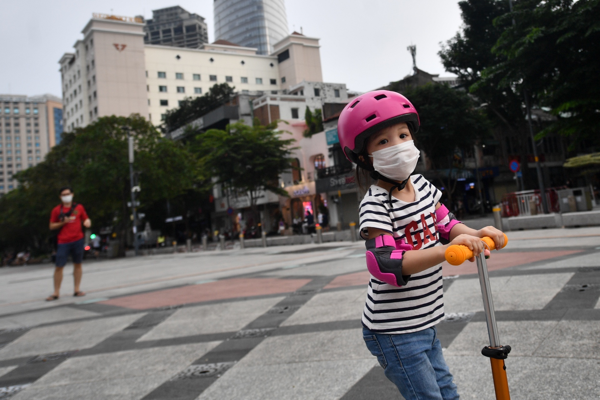 Bo Y te: Han che cho tre chua tiem vaccine ra ngoai hinh anh
