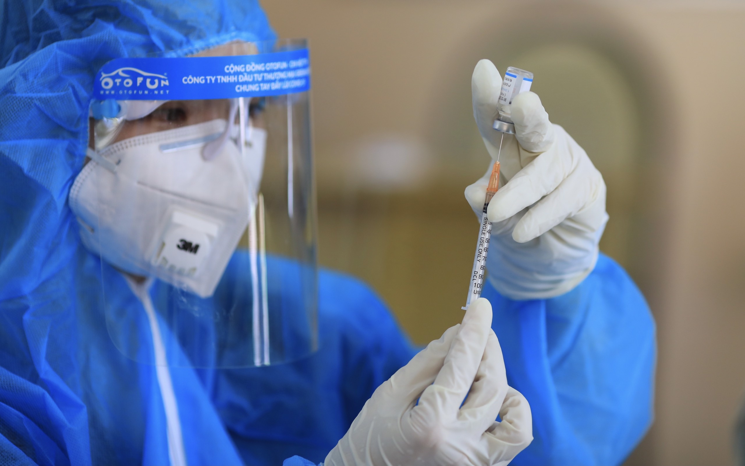 Ba cong nhan tu vong do soc phan ve sau tiem vaccine Covid-19 hinh anh