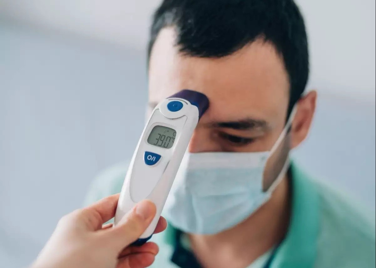 Phan biet trieu chung Covid-19 va phan ung sau tiem vaccine hinh anh