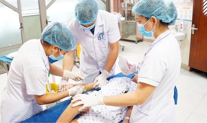 Nhieu tre bi bong axit,  dien anh 1