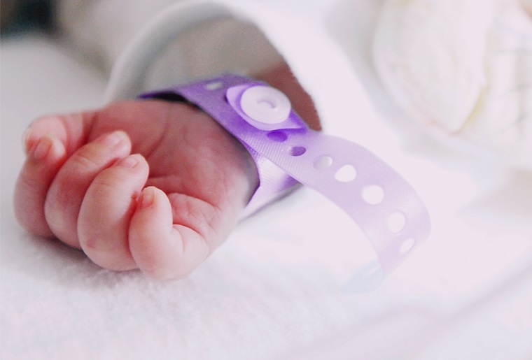 Be gai 2 thang tuoi bong nang do nguoi nha cho uong nham axit hinh anh