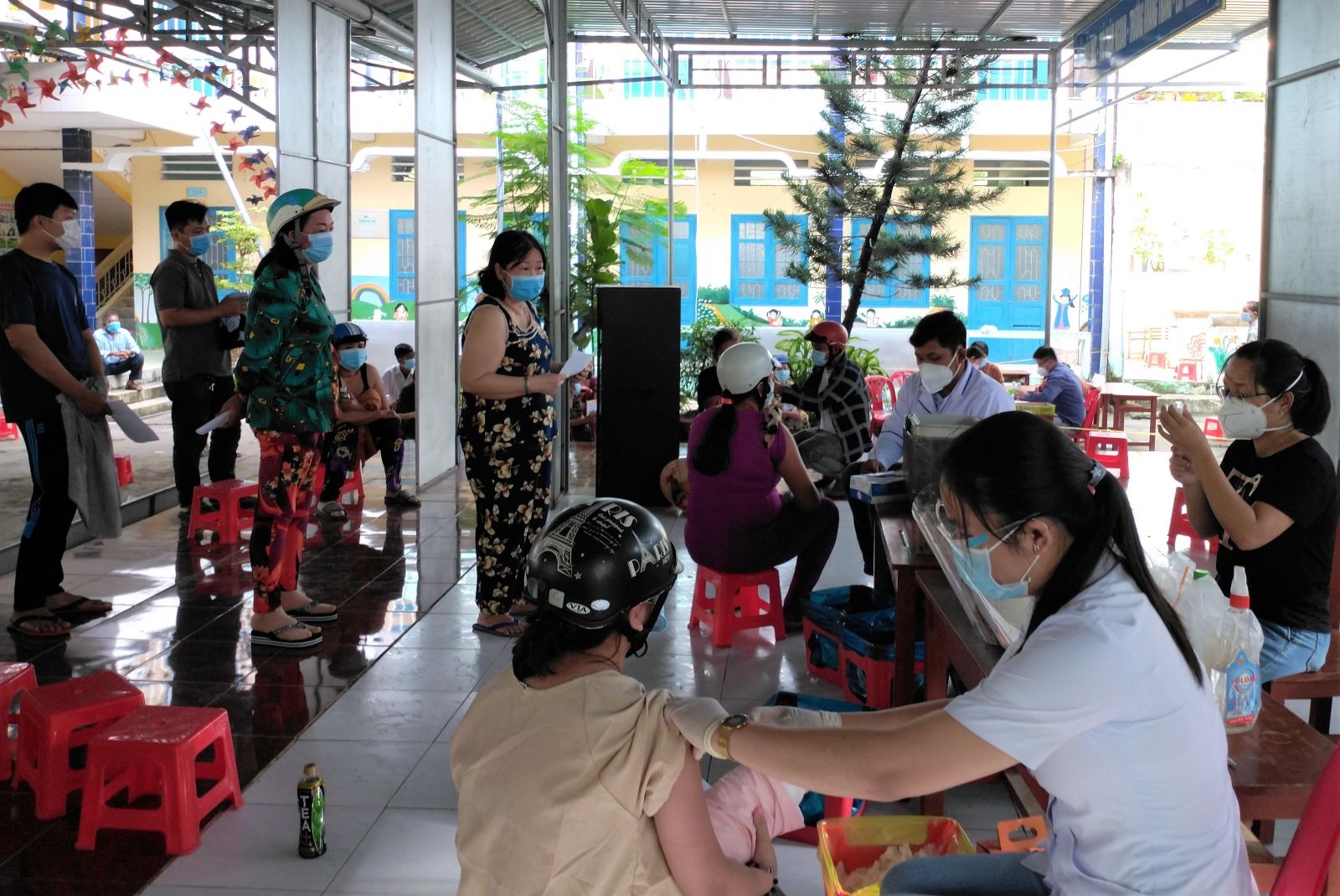 Dich Covid-19 phuc tap tai mien Tay anh 2