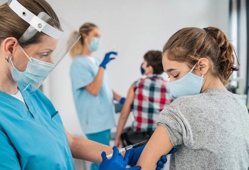 Tre co duoc tiem phong cum va vaccine Covid-19 cung luc? hinh anh