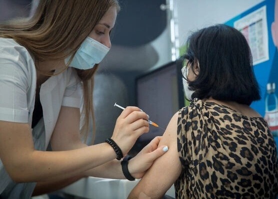 Nhung nguoi nen tiem mui 3 vaccine Covid-19 hinh anh