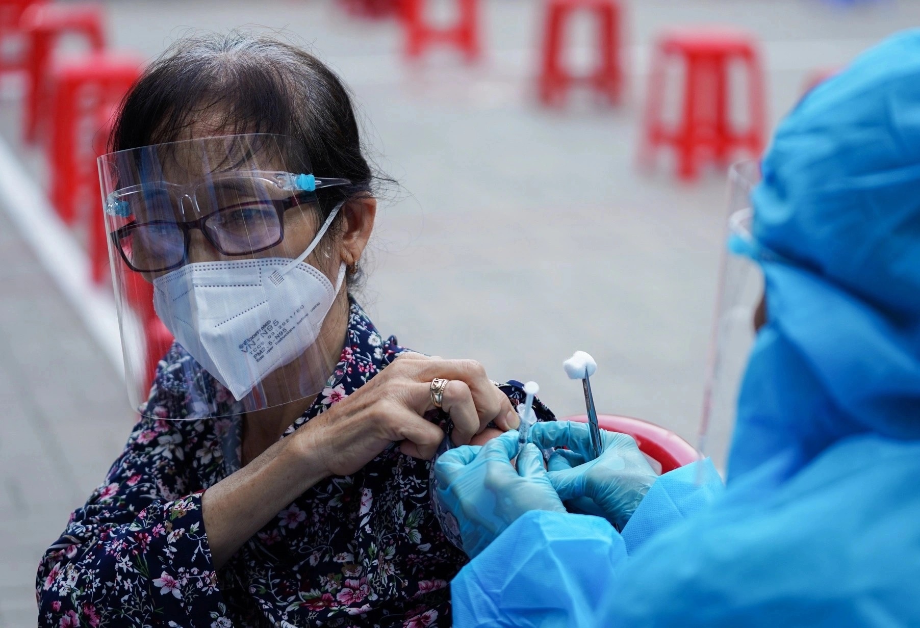 Tiep tuc uu tien tiem du lieu cho nguoi tu 50 tuoi tro len hinh anh