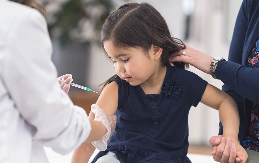 Tre tung mac Covid-19 co nen tiem vaccine? hinh anh