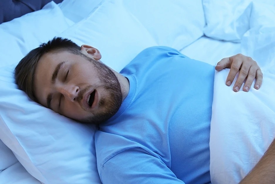 Dau hieu canh bao ngu ngay gay nguy hiem suc khoe hinh anh