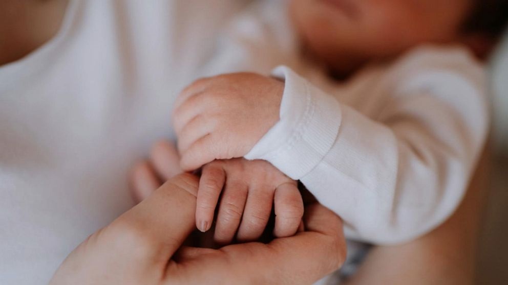 Can trong khi su dung thuoc dieu tri Covid-19 cho tre so sinh hinh anh