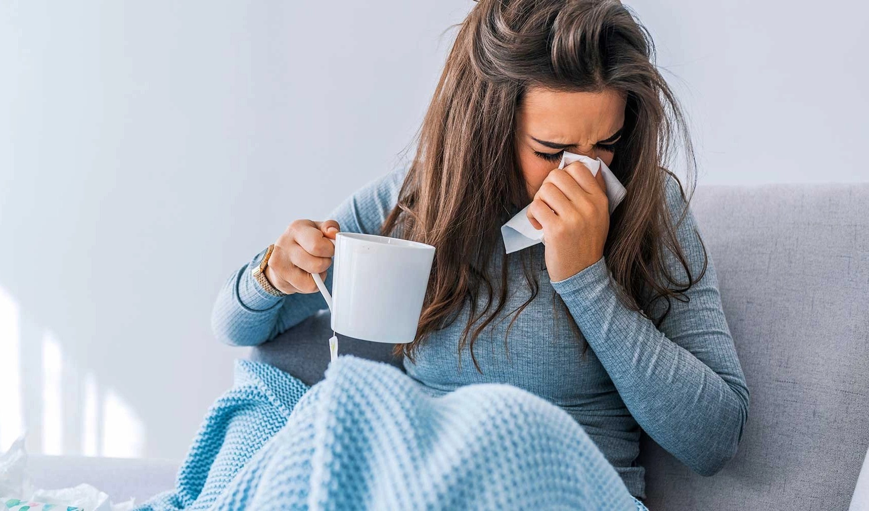 Nguoi nhiem bien chung Omicron co trieu chung gi khac voi Delta? hinh anh