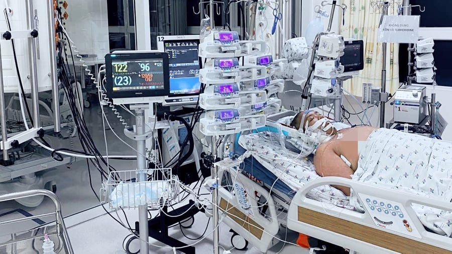 Cuu be trai nang 120 kg mac Covid-19 anh 1