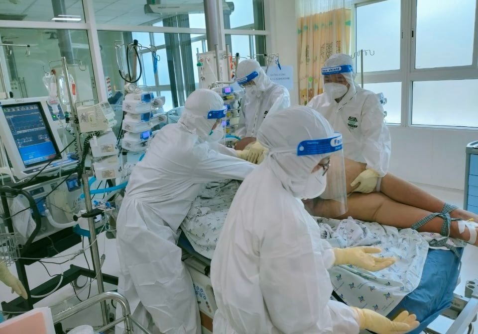 Cuu be trai nang 120 kg mac Covid-19 anh 2