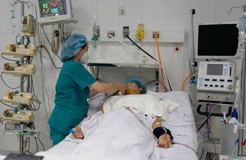 Cuu benh nhan bi ngung tim co tien su mac Covid-19 hinh anh