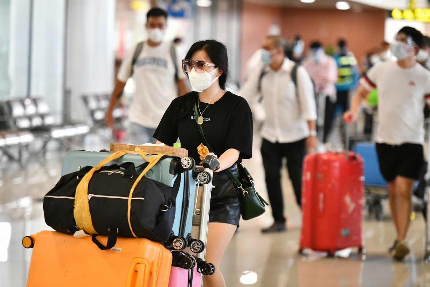 Lam gi de tranh nhiem nCoV khi di chuyen bang phuong tien cong cong? hinh anh
