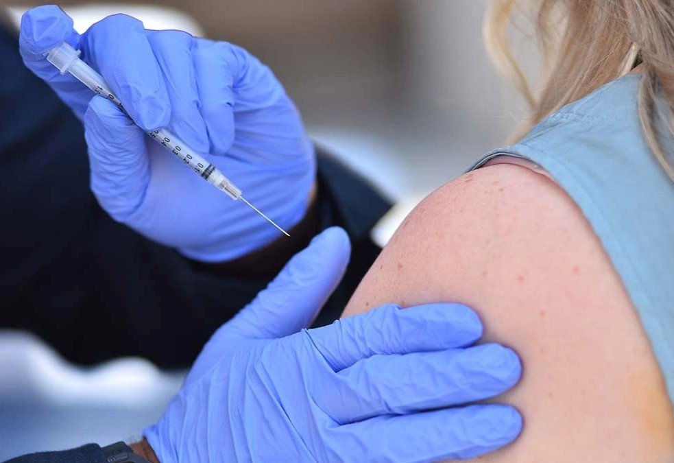 Mac ca cum va Covid-19 cung luc anh 2