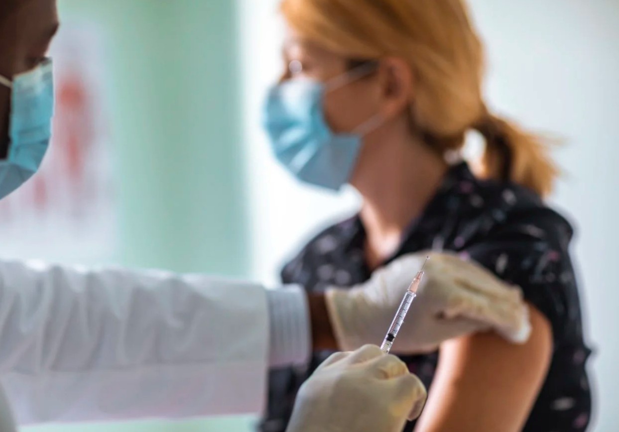 Chua du du lieu khang dinh lieu vaccine Covid-19 thu 4 la can thiet hinh anh