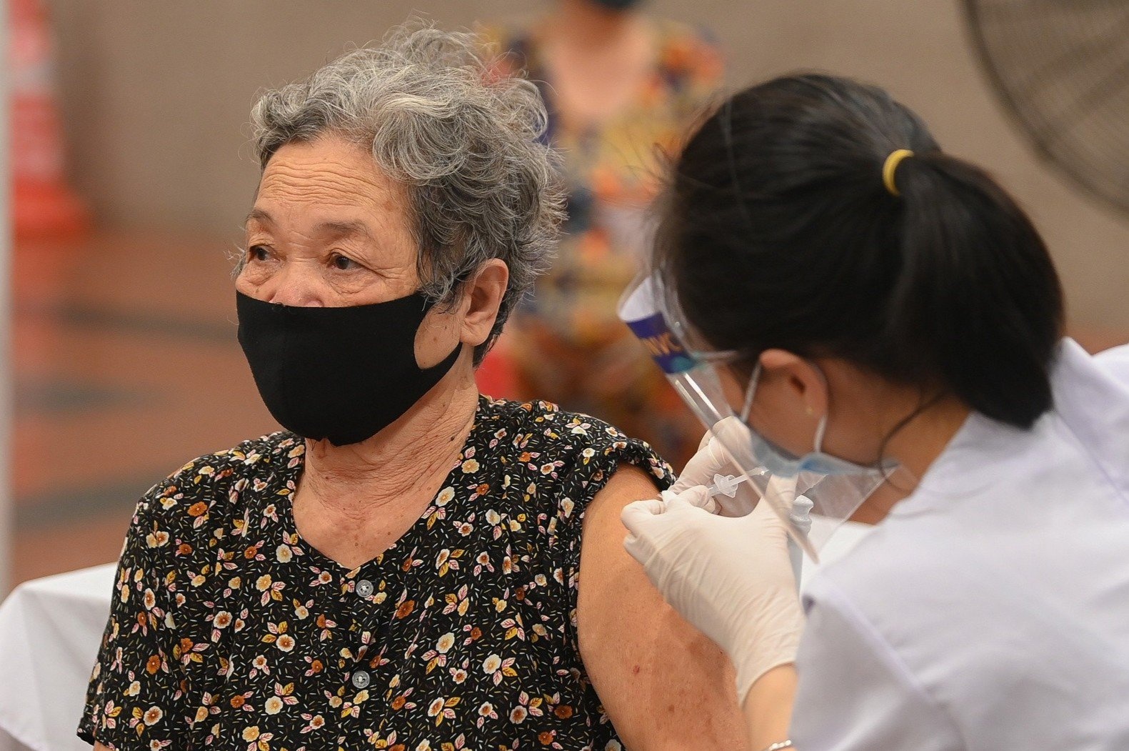 Nhung dieu nguoi lon tuoi can luu y khi tiem vaccine Covid-19 hinh anh