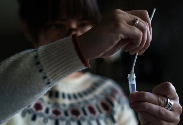 Khi nao nen tu test nhanh tai nha? hinh anh