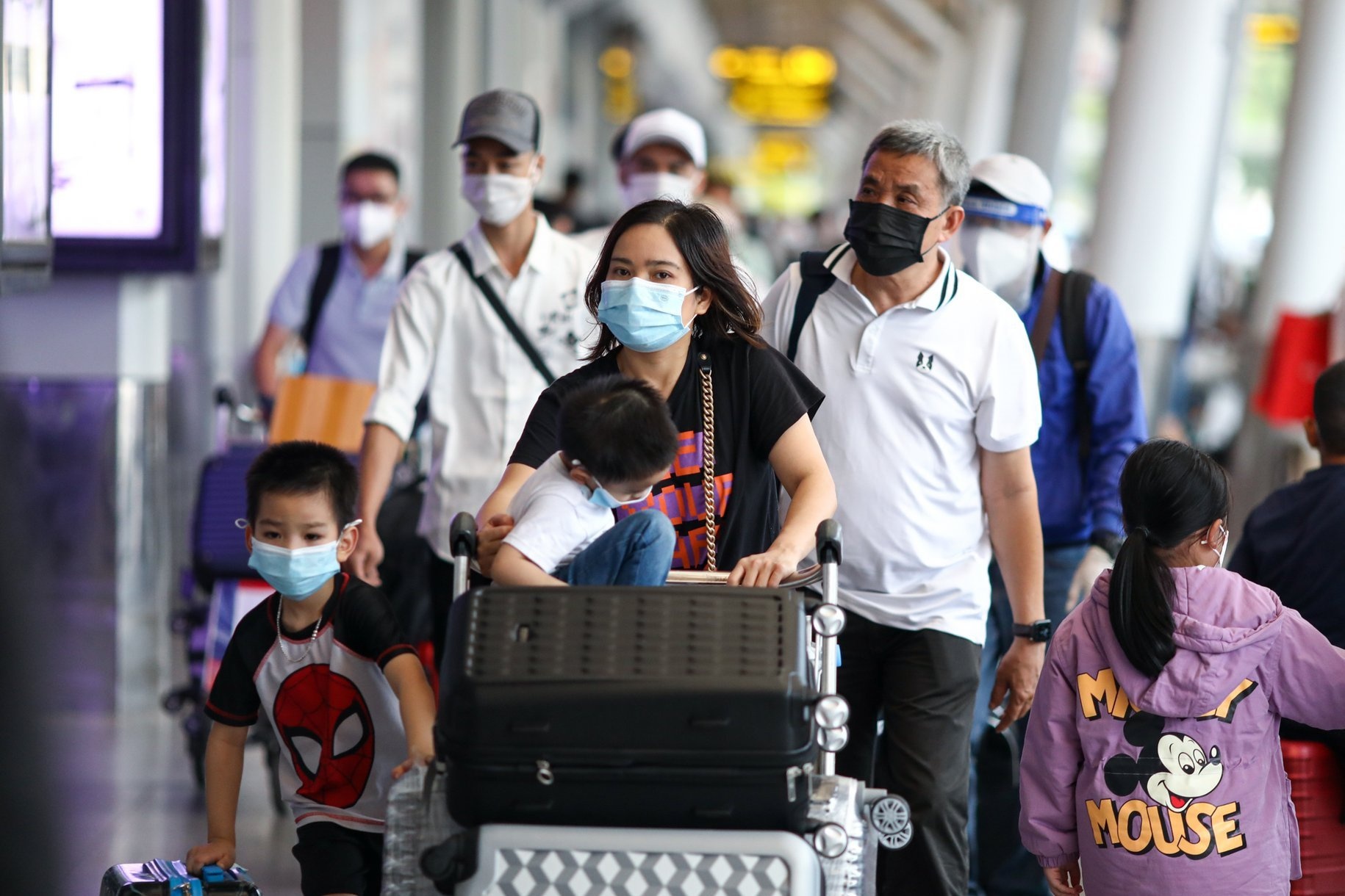 Can lam gi neu nhiem nCoV khi di du lich? hinh anh