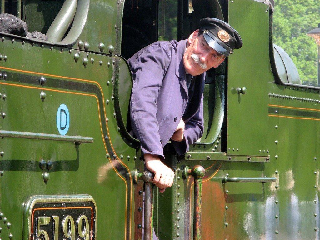 Cau do suy luan xac dinh ten cua nguoi lai tau hinh anh