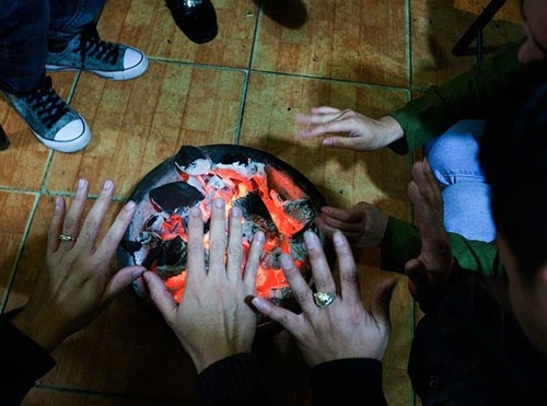 Canh bao ngo doc khi do suoi am bang than hinh anh