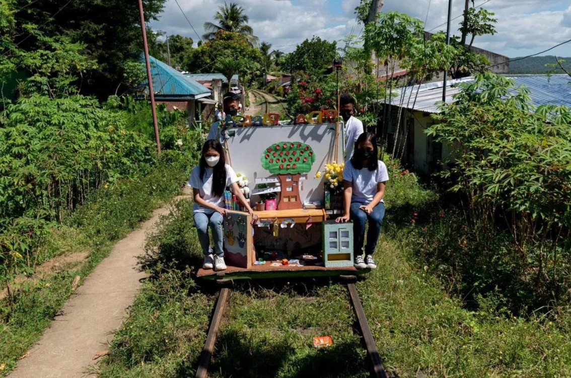 'Truong hoc di dong' tren duong ray tai Philippines hinh anh